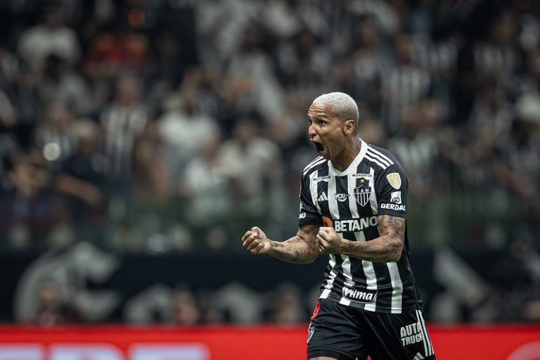 Deyverson fez dois gols na vitória do Atlético-MG