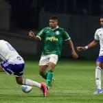 Jogadores disputam bola em jogo Palmeiras x Cruzeiro, pelo Brasileirão Sub-20 2024. Foto: Fabio Menotti/Palmeiras