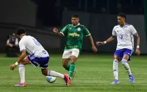 Jogadores disputam bola em jogo Palmeiras x Cruzeiro, pelo Brasileirão Sub-20 2024. Foto: Fabio Menotti/Palmeiras