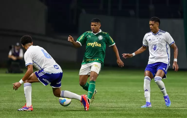 Jogadores disputam bola em jogo Palmeiras x Cruzeiro, pelo Brasileirão Sub-20 2024. Foto: Fabio Menotti/Palmeiras