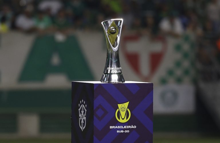 Taça do Campeonato Brasileiro Sub-20 2024, conquistada pelo Palmeiras. Foto: RAFAEL RIBEIRO/CBF