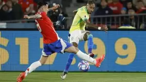 Raphinha, da Seleção Brasileira, disputa a bola com jogador do Chile, em Chile 1 x 2 Brasil, pela 9ª rodada das Eliminatórias Sul-americanas. Foto