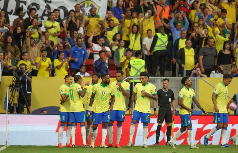 Jogadores da Seleção Brasileira se abraçam e comemoram no gramado