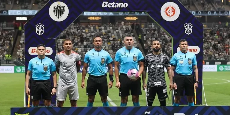 Equipe de arbitragem liderada por Marcelo de Lima Henrique