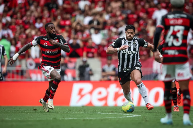 Gerson (Flamengo) e Hulk (Atlético-MG), em Flamengo 3 x 1 Atlético-MG, pela final (ida) da Copa do Brasil 2024. Foto: Pedro Souza/Atlético-MG