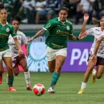 Jogadoras do Palmeiras e da Ferroviária disputam a bola em jogo válido pela semifinal do Campeonato Paulista Feminino 2024. Foto: Fabio Menotti/Palm