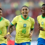 Raphinha e outros jogadores da Seleção Brasileira em campo pelas Eliminatórias da Copa do Mundo