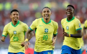 Raphinha e outros jogadores da Seleção Brasileira em campo pelas Eliminatórias da Copa do Mundo