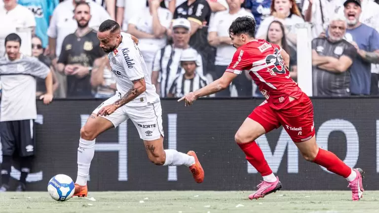 Jogadores disputam a bola no jogo Santos x CRB, pela Série B 2024. Foto: Raul Baretta/Santos FC