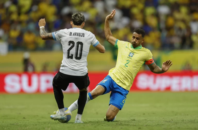 Danilo, pela seleção brasileira, em Brasil 1 x 1 Uruguai, 12ª rodada das Eliminatórias para a Copa 2026. Foto: Rafael Ribeiro/CBF