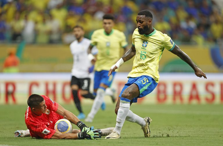 Gerson, do Flamengo, tentando marcar um gol contra o Uruguai, pela Seleção Brasileira nas Eliminatórias da Copa, em 2024. Foto: Rafael Ribeiro/CBF