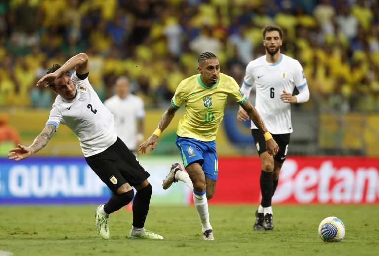 Raphinha, da Seleção Brasileira, com posse de bola durante o jogo contra o Uruguai, pelas Eliminatórias Sul-americanas, em 2024. Foto: Rafael Ribeiro/CBF