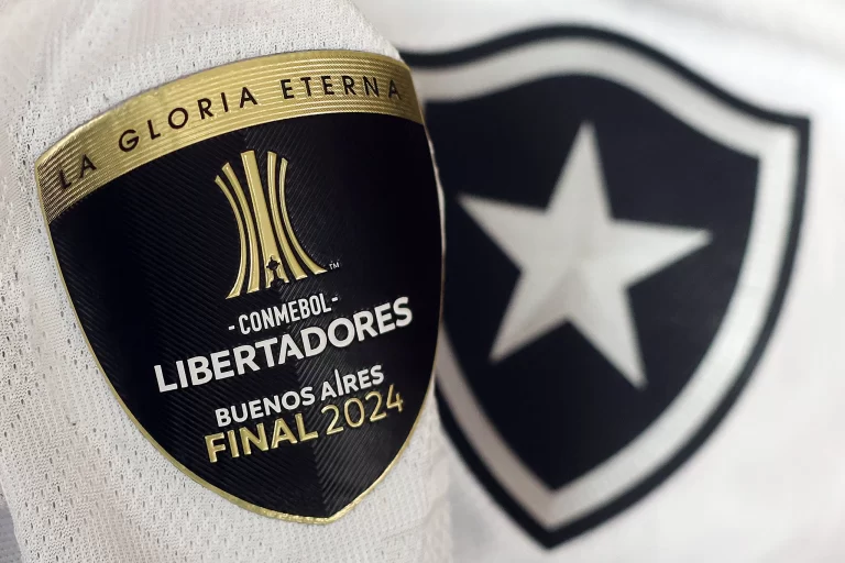 Patch da Libertadores 2024 e escudo do Botafogo, campeão da Glória Eterna. Foto: Vitor Silva/Botafogo