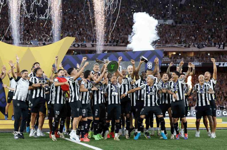 Jogadores do Botafogo comemoram taça do Campeonato Brasileiro 2024