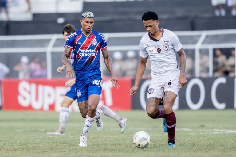 Jogadores disputam a bola no jogo Jacuipense x Bahia, pela 1ª rodada do Campeonato Baiano 2025. Foto: Letícia Martins/EC Bahia