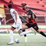 Sport 1 x 1 Retrô, jogadores disputam a bola no jogo pela 3ª rodada do Pernambucano 2025. Foto: Paulo Paiva/Sport Recife