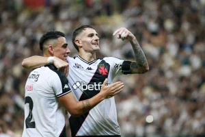 Puma Rodríguez e Vegetti, do Vasco, no Carioca 2025. Foto: Matheus Lima/Vasco