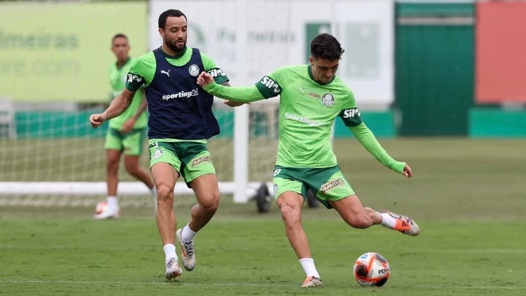 Felipe Anderson (E) e Eduard Atuesta (D), do Palmeiras, treinam na Academia de Futebol. Foto: Cesar Greco/Palmeiras