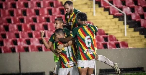 Time do Sampaio Corrêa comemora gol na Copa do Nordeste 2025. Foto: Ronald Felipe/Sampaio Corrêa