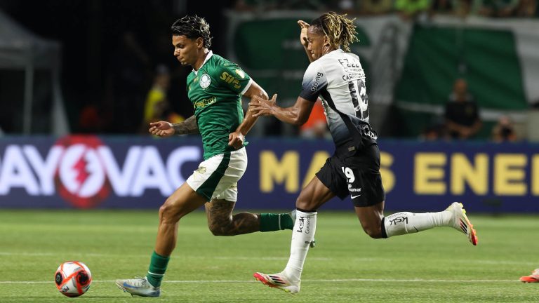 Palmeiras x Corinthians, fase de grupos do Paulistão 2025. Richard Ríos (Palmeiras) disputa bola com André Carrillo (Corinthians). Foto: Cesar Greco/Palmeiras