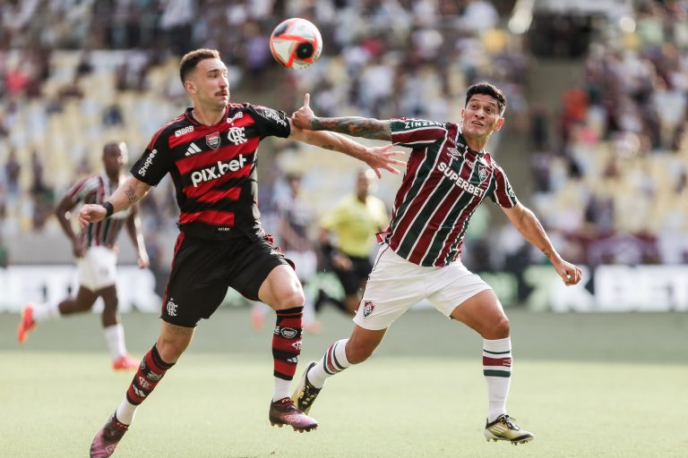 Léo Ortiz (Flamengo) e Cano (Fluminense) disputam bola em jogo Fluminense x Flamengo, pela primeira fase do Carioca 2025. Foto: LUCAS MERÇON/FLUMINENSE F.C.