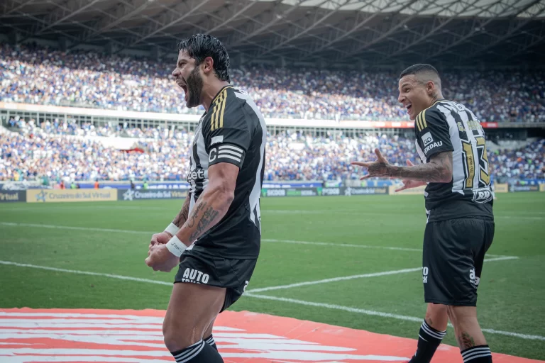 Hulk e Guilherme Arana, do Atlético-MG. Foto: Pedro Souza/Atlético-MG