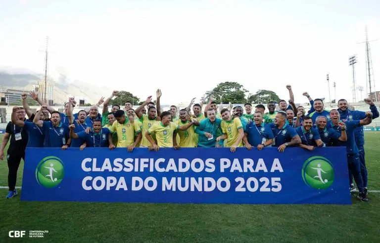 Atletas e comissão técnica da Seleção Brasileira Sub-20 comemoram a classificação para a Copa do Mundo Sub-20 2025