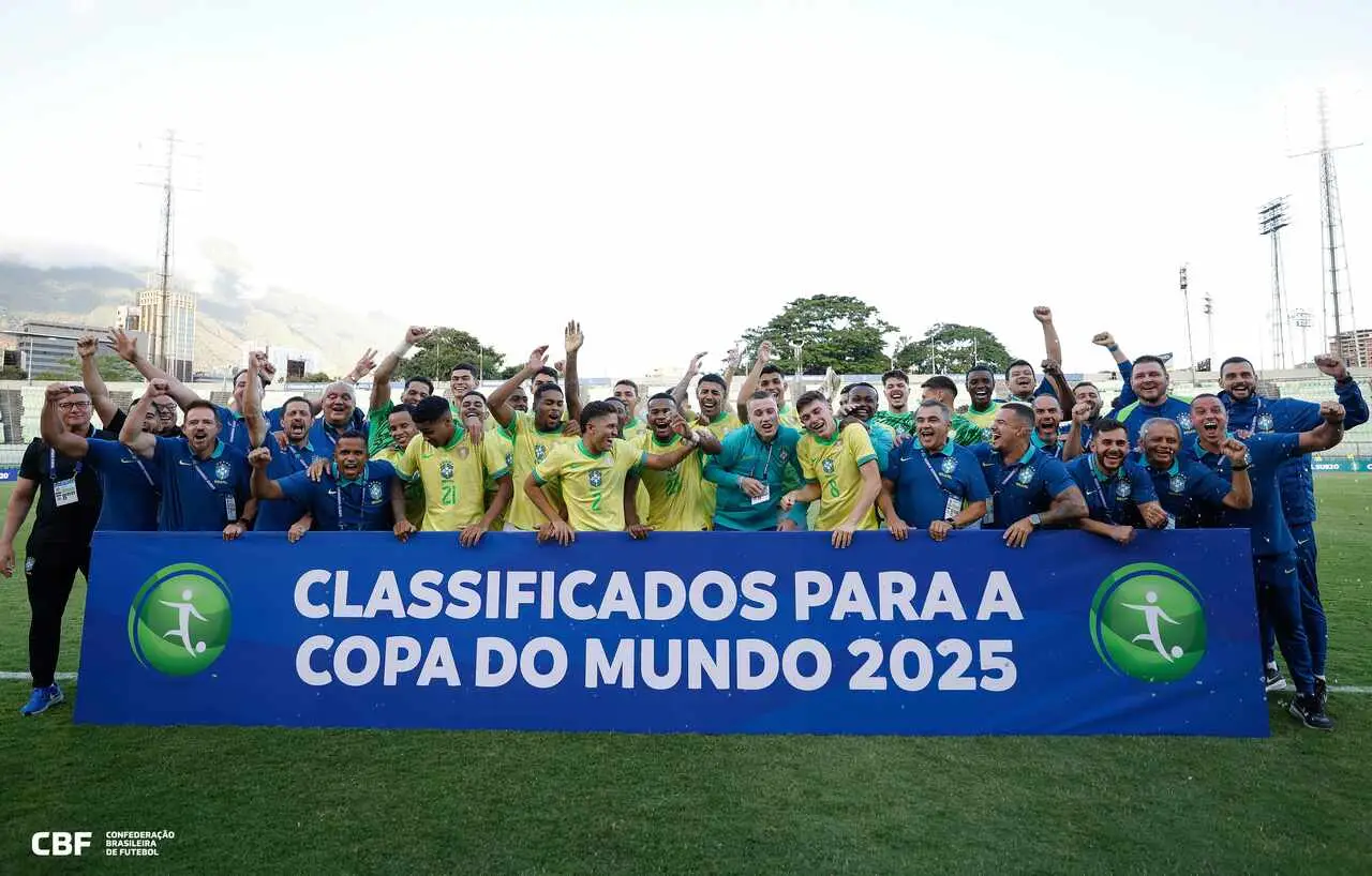 Atletas e comissão técnica da Seleção Brasileira Sub-20 comemoram a classificação para a Copa do Mundo Sub-20 2025