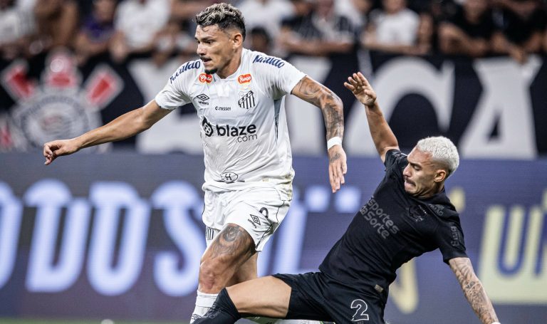 Corinthians x Santos, na primeira fase do Paulistão 2025. Tiquinho Soares disputa a bola. Foto: Raul Baretta/Santos FC