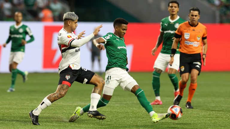 Jogadores do São Paulo e do Palmeiras disputam a bola no Clássico Choque-Rei, válido pela fase de grupos do Campeonato Paulista 2025. Foto: Cesar Greco/Palmeiras