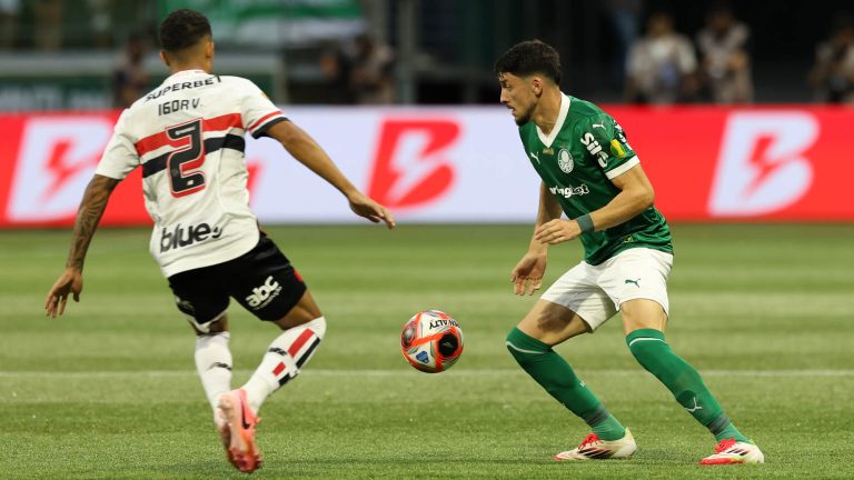 Igor Vinicius (São Paulo) e Joaquín Piquerez (Palmeiras) disputam bola no Choque-Rei válido pela fase de grupos do Paulistão 2025. Foto: Cesar Greco/Palmeiras