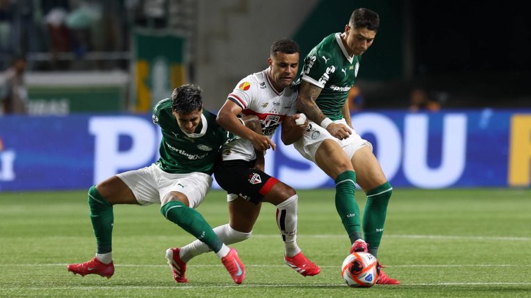 Facundo Torres e Emiliano Martínez, do Palmeiras, disputam bola com jogador do São Paulo durante Choque-Rei no Paulistão 2025. Foto: Cesar Greco/Palmeiras