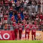 Jogadores do CRB comemoram com torcedores durante jogo contra o Sousa, pela Copa do Nordeste 2025