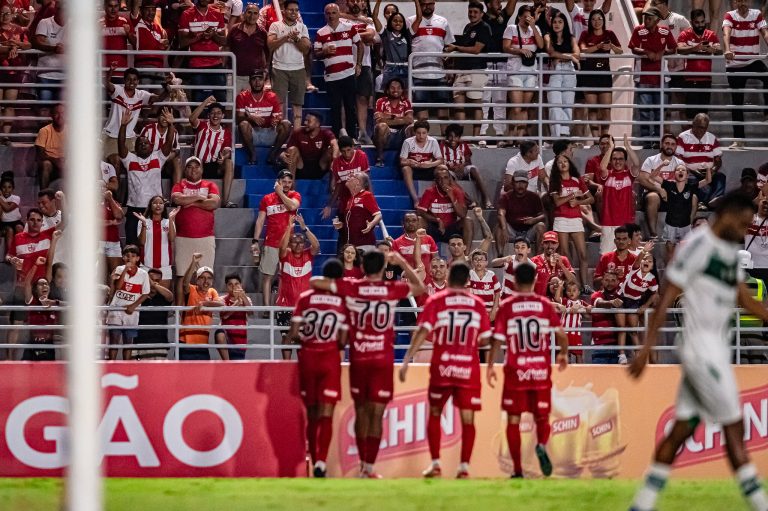 Jogadores do CRB comemoram com torcedores durante jogo contra o Sousa, pela Copa do Nordeste 2025. Foto: Francisco Cedrim/CRB