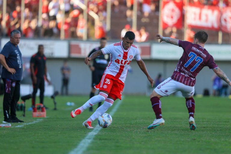 Jogadores disputam a bola em Caxias 0 x 2 Internacional, jogo de ida da semifinal do Campeonato Gaúcho 2025. Foto: Ricardo Duarte/SC Internacional