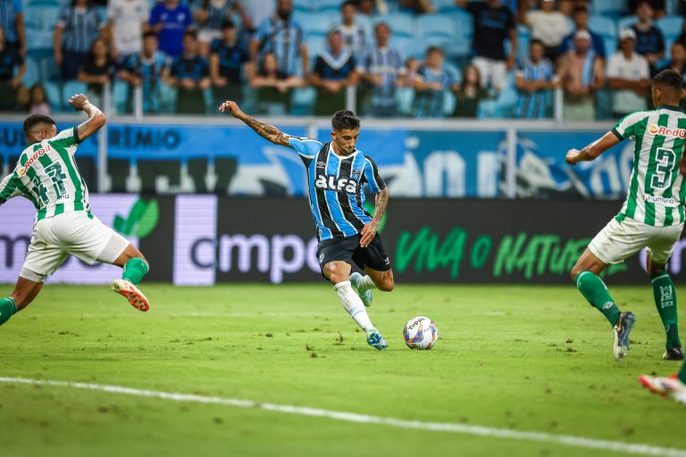 Jogadores disputam a bola em Grêmio 2 x 1 Juventude, semifinal (ida) do Gauchão 2025. Foto: LUCAS UEBEL/GREMIO FBPA