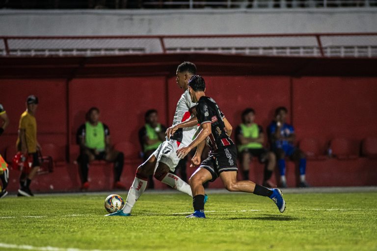 Jogadores disputam a bola no jogo Atlético-BA 0 x 1 Vitória, pela 9ª rodada do Campeonato Baiano 2025. Foto: Victor Ferreira/EC Vitória