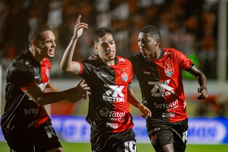 Jogadores do Vitória comemoram gol marcado na partida contra o Altos, pela Copa do Nordeste 2025. Foto: Victor Ferreira/EC Vitória