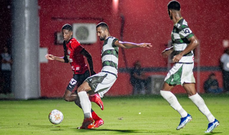 Jogadores do Altos disputam a bola com jogador do Vitória, em jogo pela 5ª rodada da Copa do Nordeste 2025. Foto: Victor Ferreira/EC Vitória