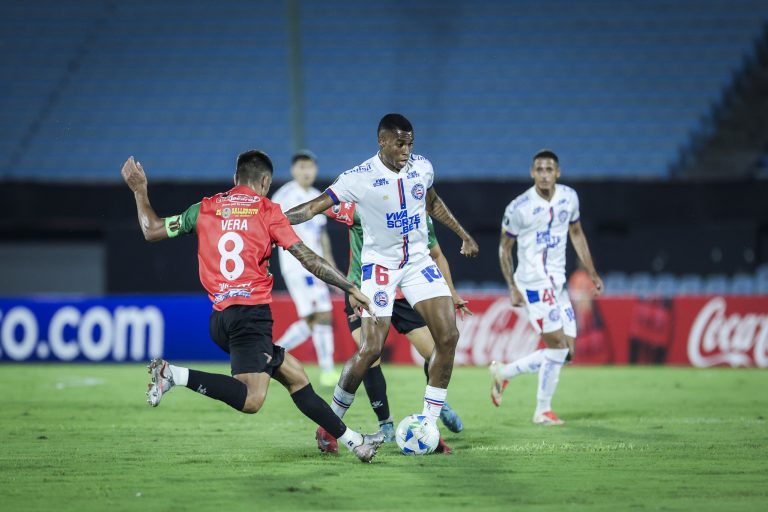 Jogadores do Bahia disputam bola com atletas do Boston River, durante jogo pela terceira fase da Pré-Libertadores 2025. Foto: Rafael Rodrigues/EC Bahia