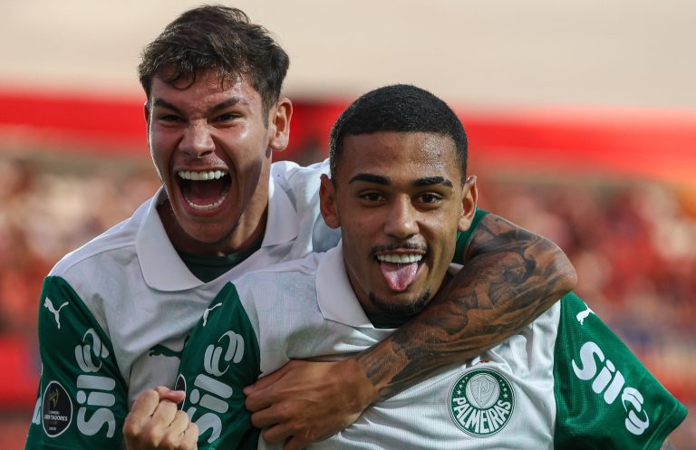 Erick Belé e Riquelme Fillipi, do Palmeiras Sub-20, comemoram gol em jogo contra o Cerro Porteño, na Libertadores Sub-20 2025. Foto: Fabio Menotti/Palmeiras