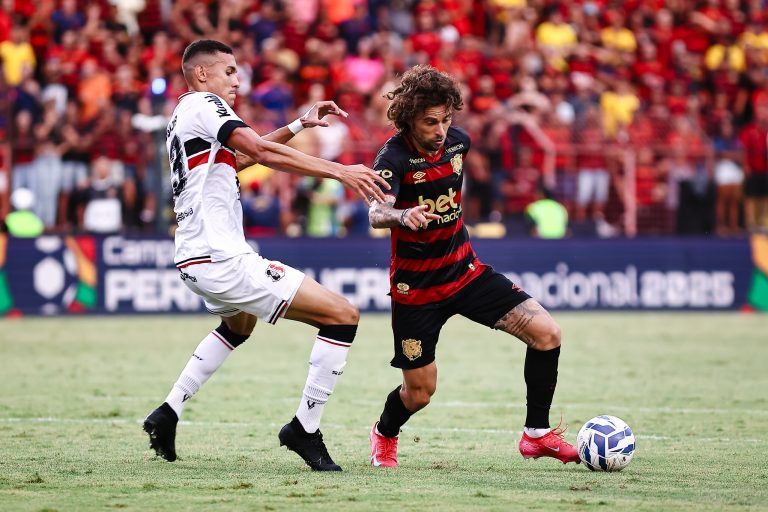 Sport x Santa Cruz, semifinal (ida) do Pernambucano 2025. Lucas Lima (Sport) disputa a bola com Matheus Vinícius (Santa Cruz). Foto: Paulo Paiva/Sport Recife