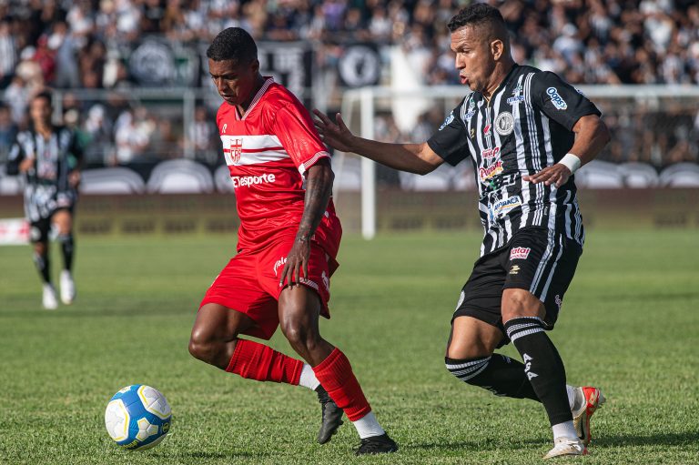 Jogadores disputam bola no jogo ASA 2 x 2 CRB, pela final (ida) do Alagoano 2025. Foto: Francisco Cedrim/CRB