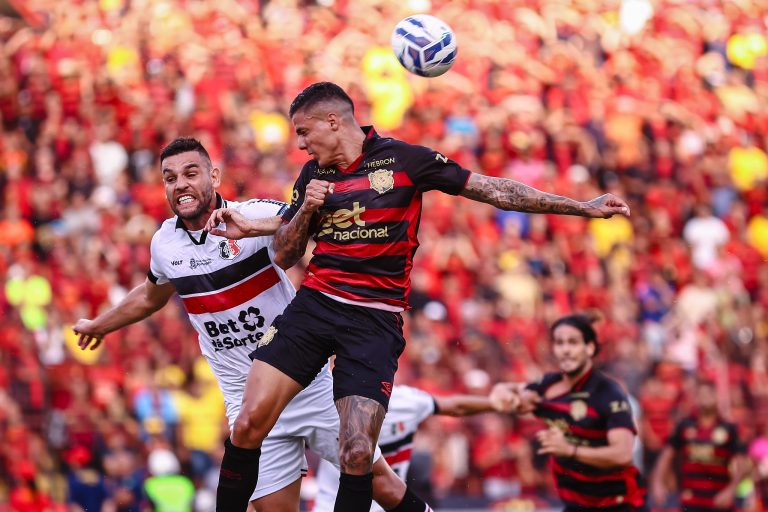 Jogadores do Santa Cruz e Sport disputam bola em duelo pela semifinal do Campeonato Pernambucano 2025. Foto: Paulo Paiva/Sport Recife