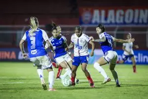 Jogadoras disputam bola em Bahia 0 x 1 Cruzeiro, quartas de final da Supercopa Feminina 2025. Foto: Rafael Rodrigues/EC Bahia