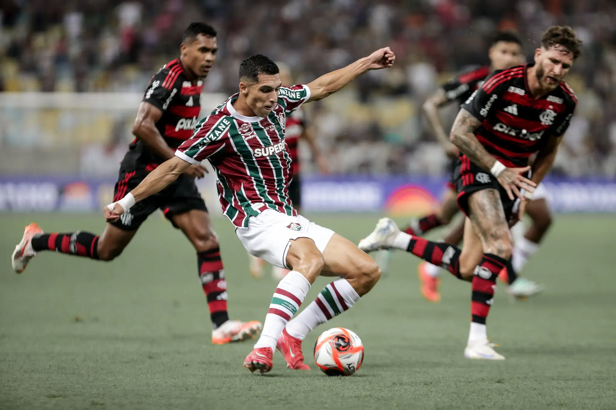 Jogadores durante o clássico Fluminense 1 x 2 Flamengo, pela final (ida) do Campeonato Carioca 2025. Foto: LUCAS MERÇON/FLUMINENSE F.C.