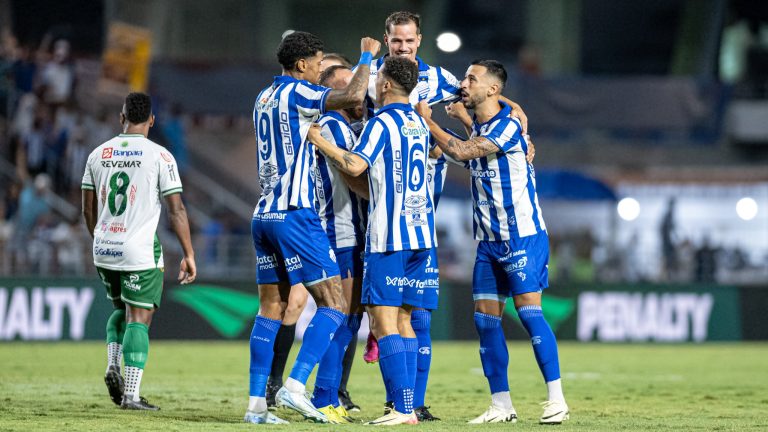 Jogadores do CSA comemoram gol sobre o Tuna Luso, em jogo pela Copa do Brasil 2025. Foto: Allan Max/CSA