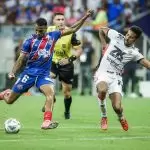 Bahia 2 x 0 Vitória. Jogadores disputam a bola no jogo pela final (ida) do Campeonato Baiano 2025. Foto: Rafael Rodrigues/EC Bahia