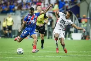 Bahia 2 x 0 Vitória. Jogadores disputam a bola no jogo pela final (ida) do Campeonato Baiano 2025. Foto: Rafael Rodrigues/EC Bahia