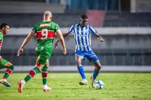 CSA 1 x 0 CSE, jogadores disputam bola no jogo válido pela semifinal (ida) da Copa Alagoas 2025. Foto: Reprodução/CSA